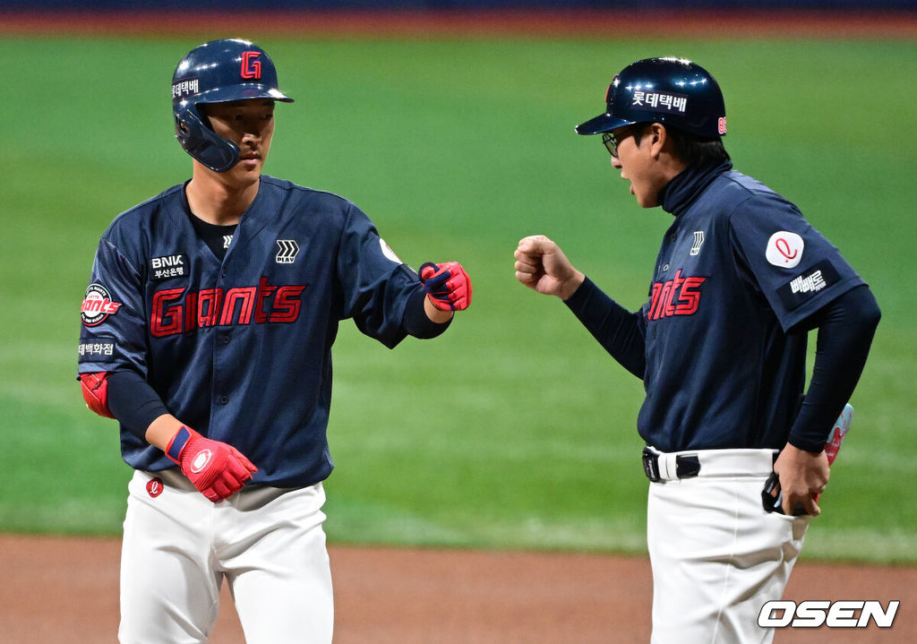 10일 서울 고척스카이돔에서 ‘2026 신한은행 SOL Bank KBO리그’ 키움 히어로즈와 롯데 자이언츠의 경기가 열렸다.이날 키움은 라울 알칸타라, 롯데는 엘빈 로드리게스를 선발투수로 내세웠다. 1회초 1사 3루에서 롯데 노진혁이 선제 1타점 적시타를 날리며 이헌곤 코치와 기뻐하고 있다. 2026.04.10 / jpnews@osen.co.kr