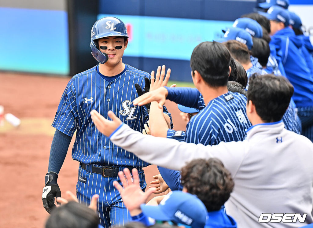 12일 대구삼성라이온즈파크에서 2026 신한 SOL KBO 리그 삼성 라이온즈와 NC 다이노스의 경기가 열렸다. 홈팀 삼성은 원태인이, 방문팀 NC는 토다가 선발 출전했다. 삼성 라이온즈 구자욱이 2회말 무사 1,3루 전병우의 좌익수 앞 1타점 안타때 득점을 올리고 하이파이브를 하고 있다. 2026.04.12 / foto0307@osen.co.kr