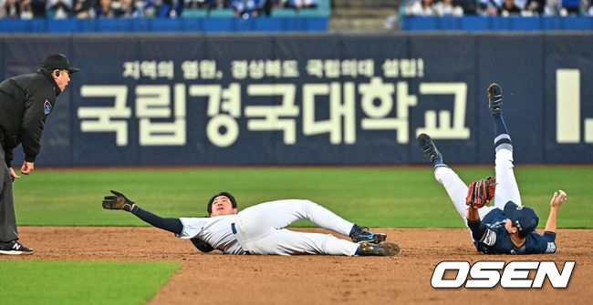 [OSEN=대구, 이석우 기자] 10일 대구삼성라이온즈파크에서 2026 신한 SOL KBO 리그 삼성 라이온즈와 NC 다이노스의 경기가 열렸다. 홈팀 삼성은 후라도가, 방문팀 NC는 구창모가 선발 출전했다. 삼성 라이온즈 구자욱이 2회말 무사 1루 김영웅의 중견수 플라이 아웃때 2루에서 세이프되고 있다. 2026.04.10 / foto0307@osen.co.kr