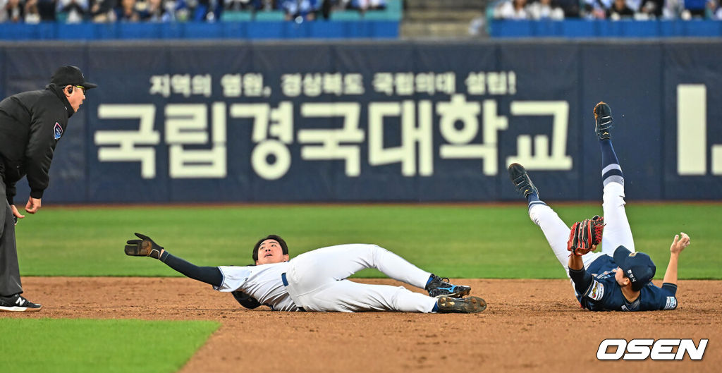 10일 대구삼성라이온즈파크에서 2026 신한 SOL KBO 리그 삼성 라이온즈와 NC 다이노스의 경기가 열렸다. 홈팀 삼성은 후라도가, 방문팀 NC는 구창모가 선발 출전했다. 삼성 라이온즈 구자욱이 2회말 무사 1루 김영웅의 중견수 플라이 아웃때 2루에서 세이프되고 있다. 2026.04.10 / foto0307@osen.co.kr