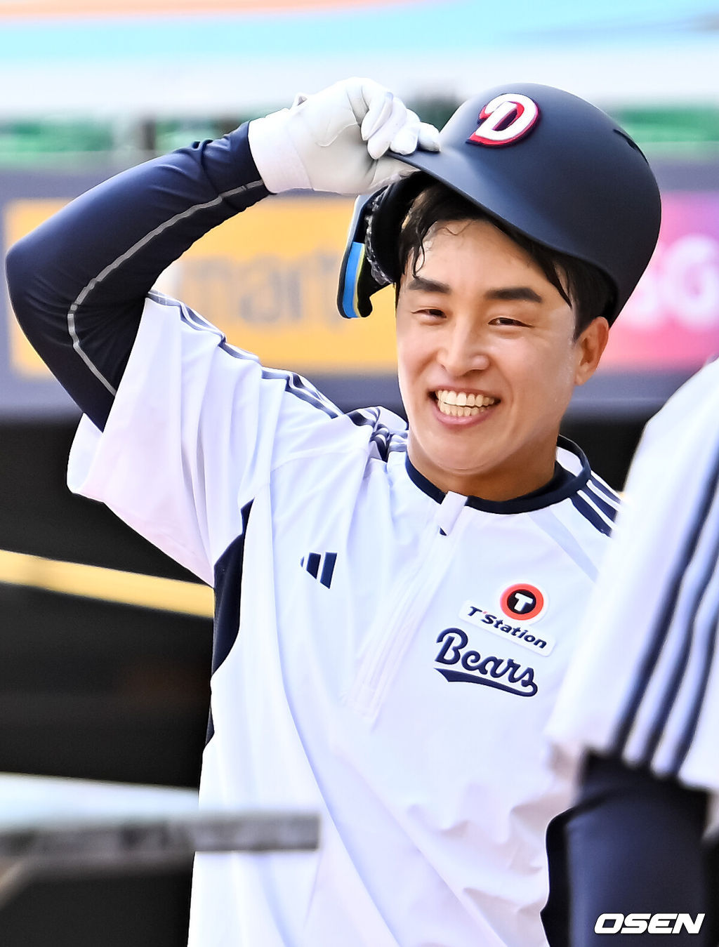 14일 오후 인천 SSG랜더스필드에서 ‘2026 신한 SOL Bank KBO리그' SSG 랜더스와 두산 베어스의 경기가 진행될 예정인 가운데 경기 전 그라운드 훈련이 진행됐다.이날 SSG는 타케다를, 두산은 최민석을 선발투수로 내세운다.한편 두산으로 트레이드 된 손아섭이 헬멧을 쓰며 환하게 웃고 있다. 2026.04.14 / rumi@osen.co.kr