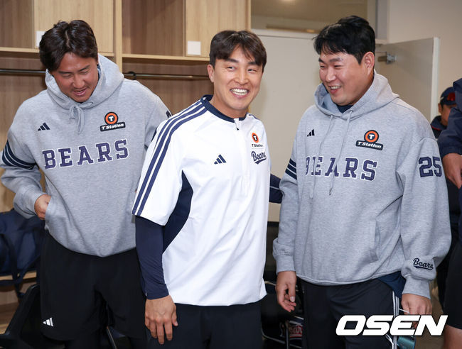 [OSEN=인천, 민경훈 기자] 14일 오후 인천 SSG랜더스필드에서 ‘2026 신한 SOL Bank KBO리그'&nbsp;SSG 랜더스와 두산 베어스의 경기가 진행될 예정인 가운데 경기 전 훈련이 진행됐다.이날 SSG는 타케다를, 두산은 최민석을 선발투수로 내세운다.한편 트레이드로 두산에 합류한&nbsp;손아섭이&nbsp;이용찬, 양의지가 인사를 나누고 있다. 2026.04.14 / rumi@osen.co.kr(사진=두산 제공)