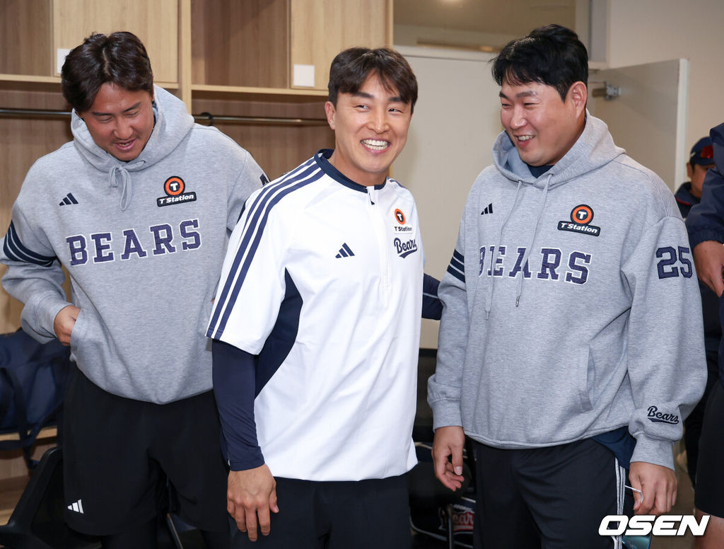 14일 오후 인천 SSG랜더스필드에서 ‘2026 신한 SOL Bank KBO리그' SSG 랜더스와 두산 베어스의 경기가 진행될 예정인 가운데 경기 전 훈련이 진행됐다.이날 SSG는 타케다를, 두산은 최민석을 선발투수로 내세운다.한편 트레이드로 두산에 합류한 손아섭이 이용찬, 양의지가 인사를 나누고 있다. 2026.04.14 / rumi@osen.co.kr(사진=두산 제공)