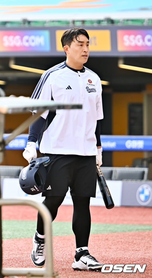 [OSEN=인천, 민경훈 기자] 14일 오후 인천 SSG랜더스필드에서 ‘2026 신한 SOL Bank KBO리그' SSG 랜더스와 두산 베어스의 경기가 진행될 예정인 가운데 경기 전 그라운드 훈련이 진행됐다.이날 SSG는 타케다를, 두산은 최민석을 선발투수로 내세운다.한편 두산으로 트레이드 된 손아섭이 훈련을 하고 있다. 2026.04.14 / rumi@osen.co.kr