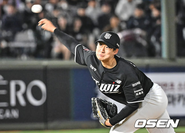 [OSEN=부산, 이석우 기자] 7일 부산 사직야구장에서 2026 신한 SOL KBO 리그 롯데 자이언츠와 KT 위즈의 경기가 열렸다. 홈팀 롯데는 나균안이, 방문팀 KT는 고영표가 선발 출전했다.KT 위즈 스기모토가 역투하고 있다. 2026.04.07 / foto0307@osen.co.kr