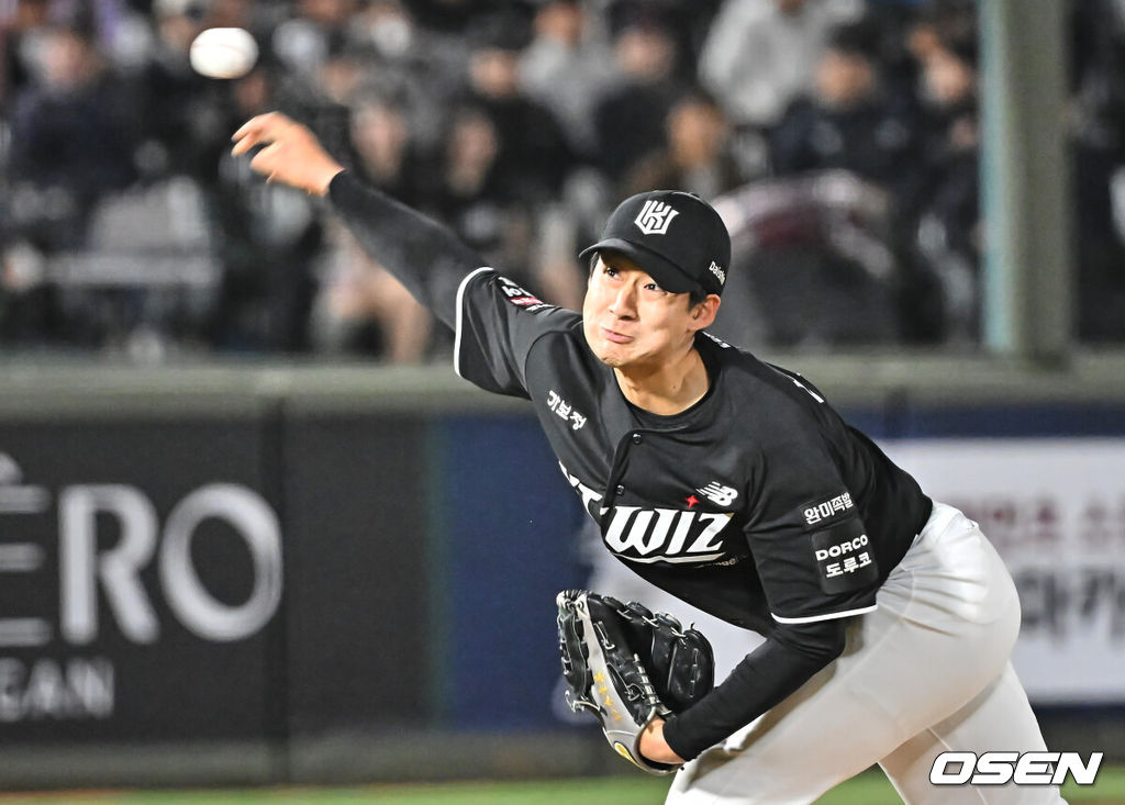 7일 부산 사직야구장에서 2026 신한 SOL KBO 리그 롯데 자이언츠와 KT 위즈의 경기가 열렸다. 홈팀 롯데는 나균안이, 방문팀 KT는 고영표가 선발 출전했다.KT 위즈 스기모토가 역투하고 있다. 2026.04.07 / foto0307@osen.co.kr
