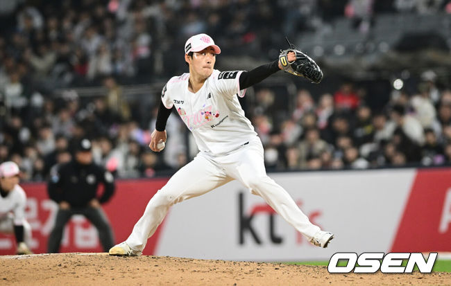 [OSEN=수원, 조은정 기자]11일 경기도 수원 KT위즈파크에서 2026 신한 SOL KBO리그 KT 위즈와 두산 베어스의 경기가 열렸다.이날 KT는 소형준, 두산은 잭로그를 선발투수로 내세웠다.8회초 KT 스기모토가 역투하고 있다.  2026.04.11 /cej@osen.co.kr