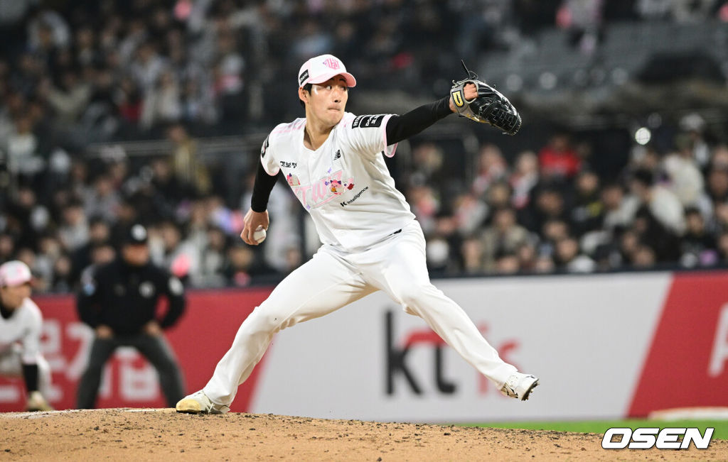 11일 경기도 수원 KT위즈파크에서 2026 신한 SOL KBO리그 KT 위즈와 두산 베어스의 경기가 열렸다.이날 KT는 소형준, 두산은 잭로그를 선발투수로 내세웠다.8회초 KT 스기모토가 역투하고 있다.  2026.04.11 /cej@osen.co.kr