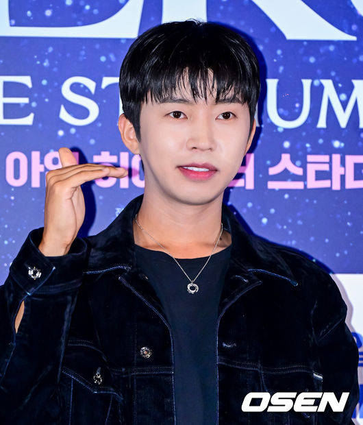 [OSEN=지형준 기자] 22일 오후 서울 CGV 용산 아이파크몰에서 영화 '임영웅 아임 히어로 더 스타디움' 언론시사회 및 무대인사가 열렸다.‘임영웅│아임&nbsp;히어로&nbsp;더&nbsp;스타디움’은&nbsp;지난&nbsp;5월&nbsp;약&nbsp;10만&nbsp;명의&nbsp;영웅시대와&nbsp;서울월드컵경기장을&nbsp;하늘빛으로&nbsp;가득&nbsp;채운&nbsp;임영웅의&nbsp;첫&nbsp;스타디움&nbsp;입성기를&nbsp;다룬&nbsp;영화로,&nbsp;공연&nbsp;실황과&nbsp;함께&nbsp;비하인드가&nbsp;그려진다.임영웅이 포토타임을 하고 있다. 2024.08.22 / jpnews@osen.co.kr