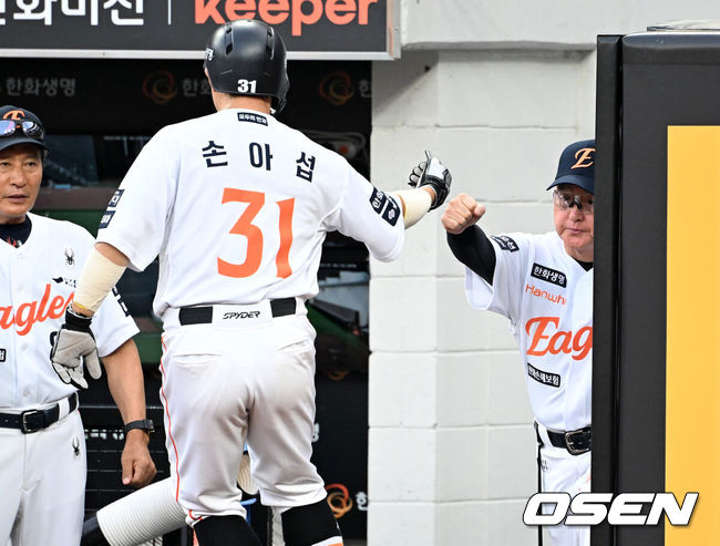 [OSEN=대전, 이대선 기자] 20일 오후 대전 한화생명볼파크에서 2025 신한 SOL Bank KBO리그 한화 이글스와 두산 베어스의 경기가 열렸다.한화는 조동욱, 두산은 곽빈을 선발로 내세웠다.1회말 1사 3루에서 한화 문현빈의 우전 적시타 때 홈을 밟은 3루주자 손아섭이 김경문 감독과 하이파이브를 하고 있다. 2025.08.20 /sunday@osen.co.kr