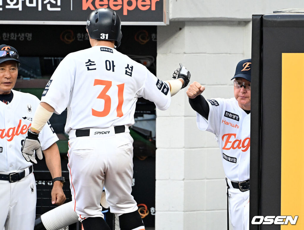 20일 오후 대전 한화생명볼파크에서 2025 신한 SOL Bank KBO리그 한화 이글스와 두산 베어스의 경기가 열렸다.한화는 조동욱, 두산은 곽빈을 선발로 내세웠다.1회말 1사 3루에서 한화 문현빈의 우전 적시타 때 홈을 밟은 3루주자 손아섭이 김경문 감독과 하이파이브를 하고 있다. 2025.08.20 /sunday@osen.co.kr