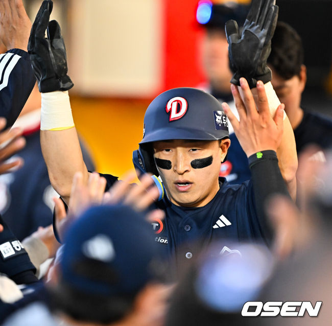 [OSEN=인천, 민경훈 기자] 14일 오후 인천 SSG랜더스필드에서 ‘2026 신한 SOL Bank KBO리그'&nbsp;SSG 랜더스와 두산 베어스의 경기가 진행됐다.이날 SSG는 타케다를, 두산은 최민석을 선발투수로 내세웠다.3회초 무사 주자 2루 두산 박준순의 중견수 앞 1타점 적시타때 홈을 밟은 손아섭이 기뻐하고 있다. 2026.04.14 / rumi@osen.co.kr