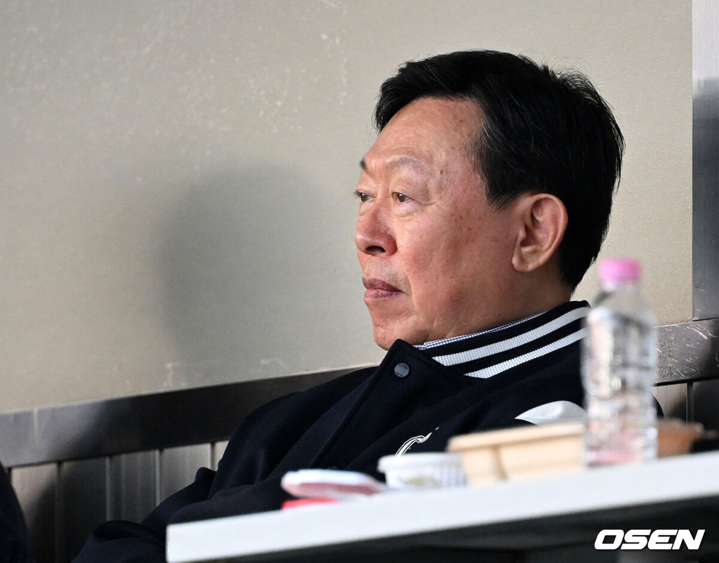 31일 서울 잠실야구장에서 2026 신한 SOL KBO리그 LG 트윈스와 롯데 자이언츠의 경기가 열렸다.이날 LG는 송승기, 롯데는 나균안을 선발로 내세웠다.잠실구장을 찾은 롯데 신동빈 회장이 경기를 바라보고 있다. 2026.04.14 /sunday@osen.co.kr