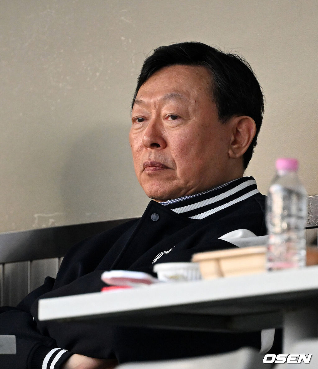 31일 서울 잠실야구장에서 2026 신한 SOL KBO리그 LG 트윈스와 롯데 자이언츠의 경기가 열렸다.이날 LG는 송승기, 롯데는 나균안을 선발로 내세웠다.잠실구장을 찾은 롯데 신동빈 회장이 경기를 바라보고 있다. 2026.04.14 /sunday@osen.co.kr