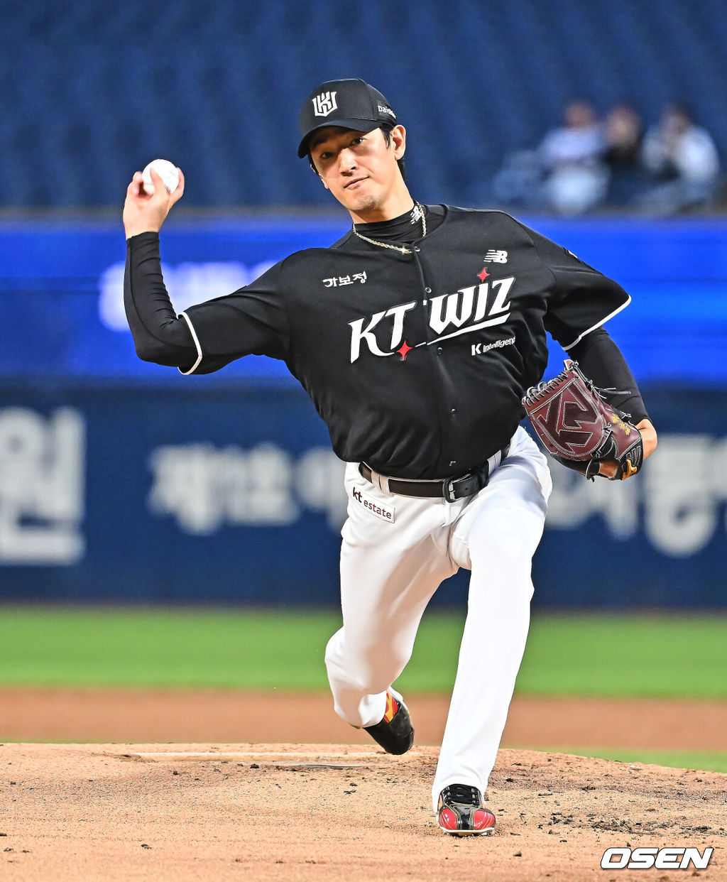 14일 창원NC파크에서 2026 신한 SOL KBO 리그 NC 다이노스와 KT 위즈의 경기가 열렸다. 홈팀 NC는 버하겐이, 방문팀 KT는 고영표가 선발 출전했다. KT 위즈 선발투수 고영표가 역투하고 있다. 2026.04.14 / foto0307@osen.co.kr