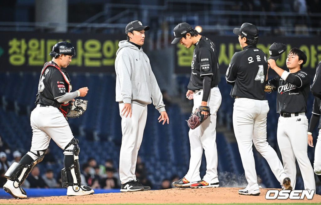 14일 창원NC파크에서 2026 신한 SOL KBO 리그 NC 다이노스와 KT 위즈의 경기가 열렸다. 홈팀 NC는 버하겐이, 방문팀 KT는 고영표가 선발 출전했다. KT 위즈 고영표가 1회말 5실점하고 아쉬워하고 있다. 2026.04.14 / foto0307@osen.co.kr