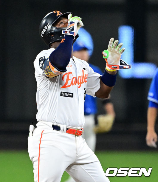 [OSEN=대전, 지형준 기자] 14일 대전 한화생명 볼파크에서 2026 신한 SOL KBO리그 한화 이글스와 삼성 라이온즈의 경기가 열렸다.3연패 중인 한화는 문동주, 4연승을 노리는 삼성은 최원태가 선발로 나섰다.&nbsp;3회말 2사 1루에서 한화 페라자가 선제 1타점 적시 2루타를 날리며 기뻐하고 있다. 2026.04.14&nbsp;/ jpnews@osen.co.kr