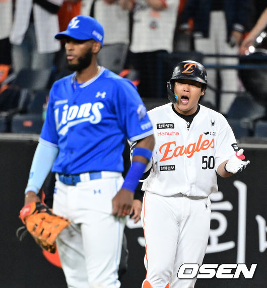 [OSEN=대전, 지형준 기자] 14일 대전 한화생명 볼파크에서 2026 신한 SOL KBO리그 한화 이글스와 삼성 라이온즈의 경기가 열렸다.3연패 중인 한화는 문동주, 4연승을 노리는 삼성은 최원태가 선발로 나섰다.&nbsp;3회말 2사 1,2루에서 한화 강백호가 1타점 우전 적시타를 날리며 기뻐하고 있다. 2026.04.14&nbsp;/ jpnews@osen.co.kr