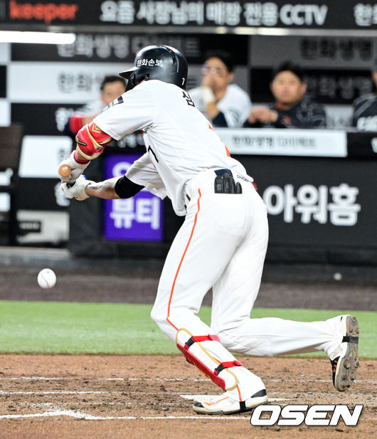 [OSEN=대전, 지형준 기자] 14일 대전 한화생명 볼파크에서 2026 신한 SOL KBO리그 한화 이글스와 삼성 라이온즈의 경기가 열렸다.3연패 중인 한화는 문동주, 4연승을 노리는 삼성은 최원태가 선발로 나섰다.&nbsp;4회말 1사 1,3루에서 한화 심우준이 스퀴즈 번트에 성공하고 있다. 2026.04.14&nbsp;/ jpnews@osen.co.kr