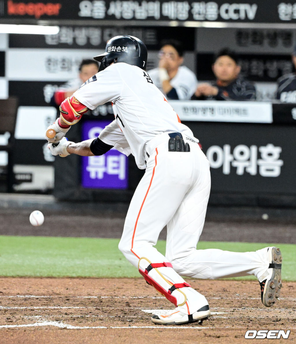 14일 대전 한화생명 볼파크에서 2026 신한 SOL KBO리그 한화 이글스와 삼성 라이온즈의 경기가 열렸다.3연패 중인 한화는 문동주, 4연승을 노리는 삼성은 최원태가 선발로 나섰다. 4회말 1사 1,3루에서 한화 심우준이 스퀴즈 번트에 성공하고 있다. 2026.04.14 / jpnews@osen.co.kr