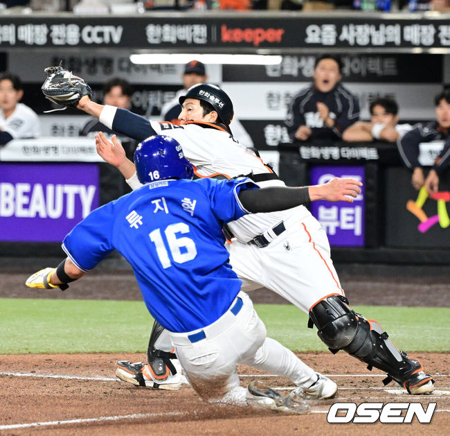 [OSEN=대전, 지형준 기자] 14일 대전 한화생명 볼파크에서 2026 신한 SOL KBO리그 한화 이글스와 삼성 라이온즈의 경기가 열렸다.3연패 중인 한화는 문동주, 4연승을 노리는 삼성은 최원태가 선발로 나섰다.&nbsp;6회초 1사 만루에서 삼성 류지혁이 양우혁의 투수 앞 땅볼에 한화 최재훈에 포스아웃 당하고 있다. 2026.04.14&nbsp;/ jpnews@osen.co.kr