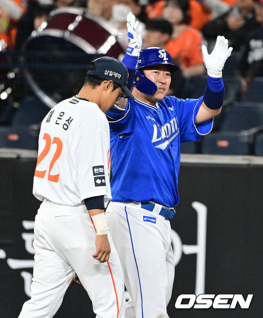 [OSEN=대전, 지형준 기자] 14일 대전 한화생명 볼파크에서 2026 신한 SOL KBO리그 한화 이글스와 삼성 라이온즈의 경기가 열렸다.3연패 중인 한화는 문동주, 4연승을 노리는 삼성은 최원태가 선발로 나섰다.&nbsp;7회초 무사 1루에서 삼성 최형우가 우전 안타를 날리며 기뻐하고 있다. 최형우는 두산 손아섭에 이어 역대 2번째 2600안타 달성. 2026.04.14&nbsp;/ jpnews@osen.co.kr