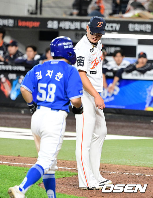 [OSEN=대전, 지형준 기자] 14일 대전 한화생명 볼파크에서 2026 신한 SOL KBO리그 한화 이글스와 삼성 라이온즈의 경기가 열렸다.3연패 중인 한화는 문동주, 4연승을 노리는 삼성은 최원태가 선발로 나섰다.&nbsp;8회초 2사 만루에서 한화 김서현이 삼성 류지혁에게 밀어내기 볼넷을 허용하고 있다. 2026.04.14&nbsp;/ jpnews@osen.co.kr