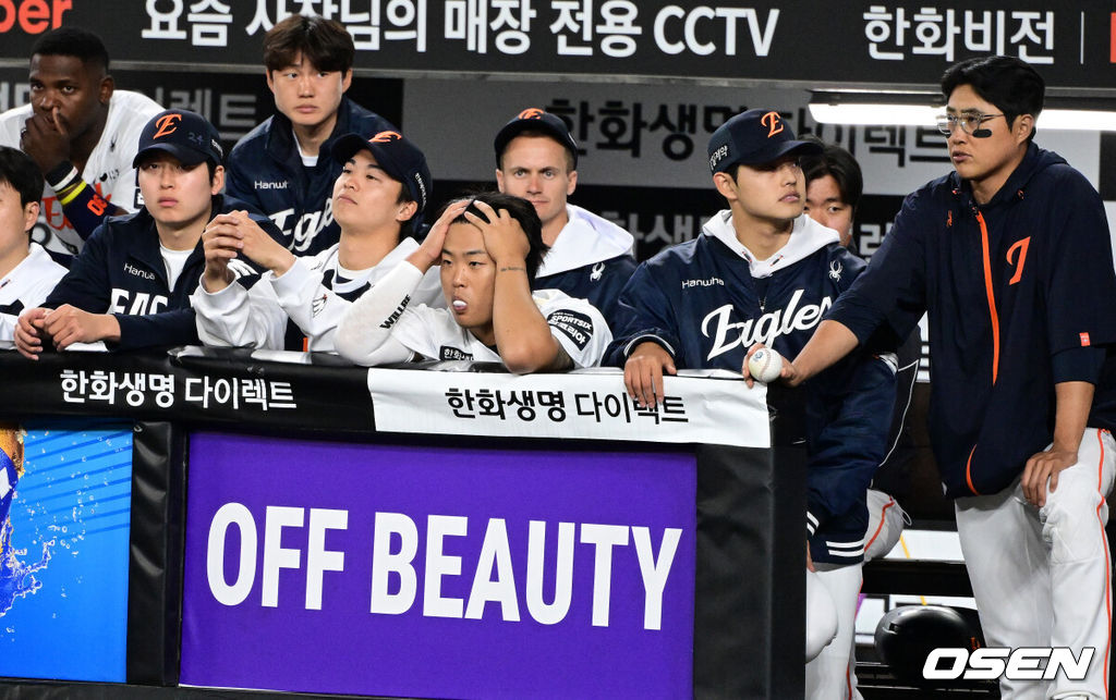 14일 대전 한화생명 볼파크에서 2026 신한 SOL KBO리그 한화 이글스와 삼성 라이온즈의 경기가 열렸다.3연패 중인 한화는 문동주, 4연승을 노리는 삼성은 최원태가 선발로 나섰다. 9회초 2사 만루에서 한화 김서현이 삼성 이해승에게 밀어내기 볼넷으로 역전을 허용하자 더그아웃의 선수들 표정이 어두워지고 있다. 2026.04.14 / jpnews@osen.co.kr