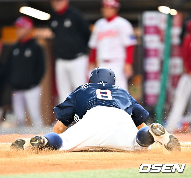 [OSEN=인천, 민경훈 기자] 14일 오후 인천 SSG랜더스필드에서 ‘2026 신한 SOL Bank KBO리그'&nbsp;SSG 랜더스와 두산 베어스의 경기가 진행됐다.이날 SSG는 타케다를, 두산은 최민석을 선발투수로 내세웠다.3회초 무사 주자 2루 두산 박준순의 중견수 앞 1타점 적시타때 두산 손아섭이 홈으로 몸을 날리고 있다. 2026.04.14 / rumi@osen.co.kr