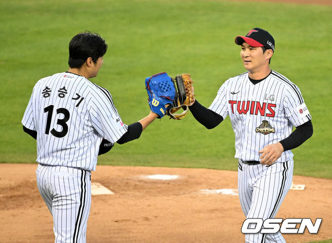 [OSEN=잠실, 이대선 기자] 31일 서울 잠실야구장에서 2026 신한 SOL KBO리그 LG 트윈스와 롯데 자이언츠의 경기가 열렸다.이날 LG는 송승기, 롯데는 나균안을 선발로 내세웠다.2회초 2사에서 LG 오지환이 롯데 한태양을 땅볼로 처리하고 더그아웃으로 가며 송승기와 하이파이브를 하고 있다. 2026.04.14 /sunday@osen.co.kr