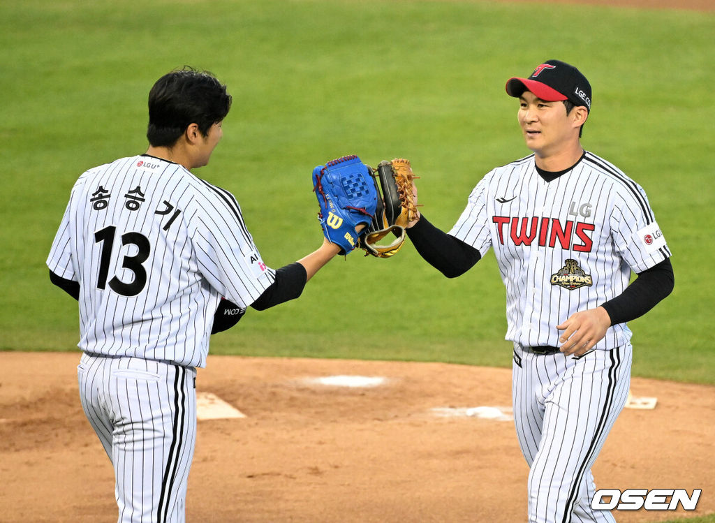 31일 서울 잠실야구장에서 2026 신한 SOL KBO리그 LG 트윈스와 롯데 자이언츠의 경기가 열렸다.이날 LG는 송승기, 롯데는 나균안을 선발로 내세웠다.2회초 2사에서 LG 오지환이 롯데 한태양을 땅볼로 처리하고 더그아웃으로 가며 송승기와 하이파이브를 하고 있다. 2026.04.14 /sunday@osen.co.kr