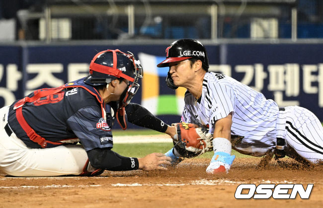 [OSEN=잠실, 이대선 기자] 31일 서울 잠실야구장에서 2026 신한 SOL KBO리그 LG 트윈스와 롯데 자이언츠의 경기가 열렸다.이날 LG는 송승기, 롯데는 나균안을 선발로 내세웠다.4회말 1사 3루에서 LG 이주헌의 외야 플라이 때 홈으로 쇄도한 3루주자 박해민이 태그아웃되고 있다. 2026.04.14 /sunday@osen.co.kr