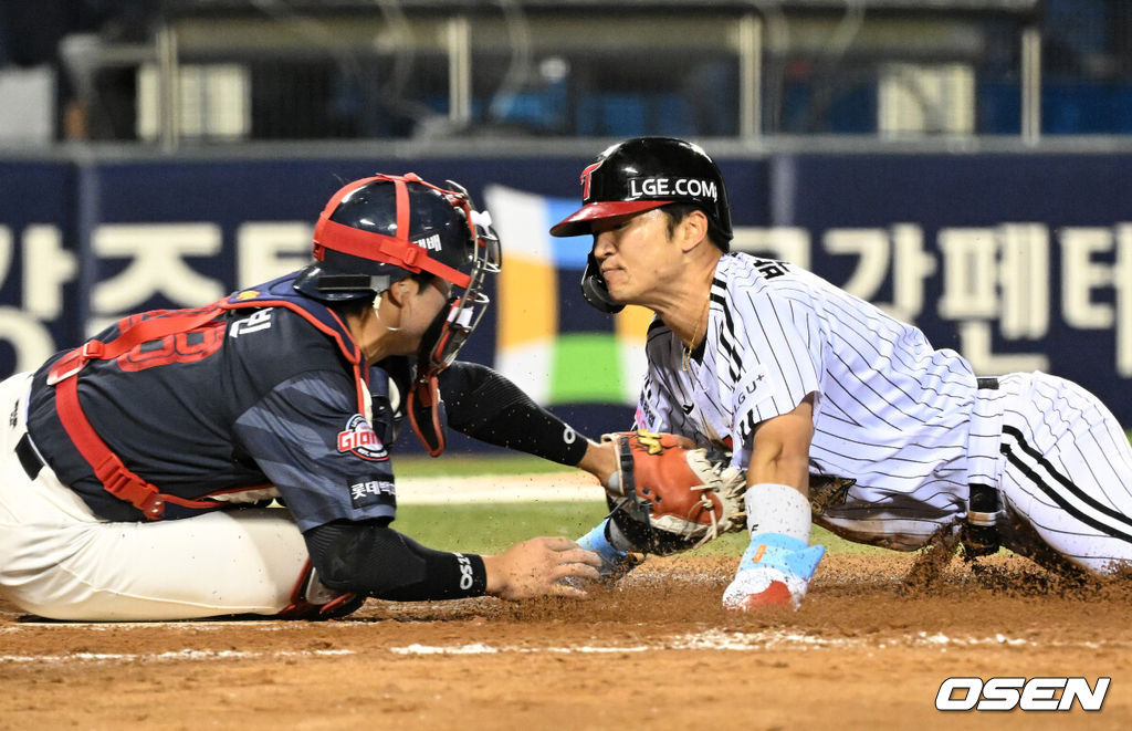31일 서울 잠실야구장에서 2026 신한 SOL KBO리그 LG 트윈스와 롯데 자이언츠의 경기가 열렸다.이날 LG는 송승기, 롯데는 나균안을 선발로 내세웠다.4회말 1사 3루에서 LG 이주헌의 외야 플라이 때 홈으로 쇄도한 3루주자 박해민이 태그아웃되고 있다. 2026.04.14 /sunday@osen.co.kr
