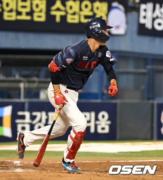 [OSEN=잠실, 이대선 기자] 14일 서울 잠실야구장에서 2026 신한 SOL KBO리그 LG 트윈스와 롯데 자이언츠의 경기가 열렸다.이날 LG는 송승기, 롯데는 나균안을 선발로 내세웠다.7회초 1사 1,3루에서 롯데 노진혁이  중전 적시타를 치고 있다. 2026.04.14 /sunday@osen.co.kr