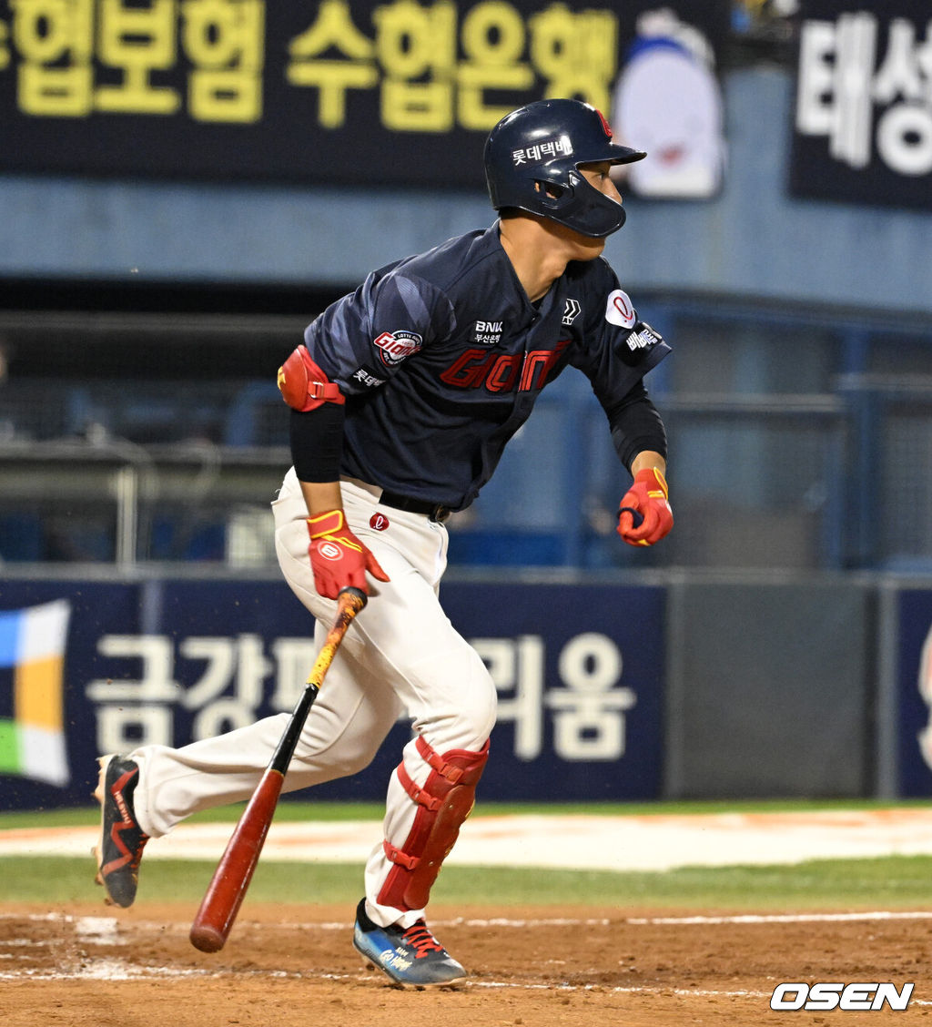 14일 서울 잠실야구장에서 2026 신한 SOL KBO리그 LG 트윈스와 롯데 자이언츠의 경기가 열렸다.이날 LG는 송승기, 롯데는 나균안을 선발로 내세웠다.7회초 1사 1,3루에서 롯데 노진혁이 중전 적시타를 치고 있다. 2026.04.14 /sunday@osen.co.kr