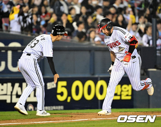 [OSEN=잠실, 이대선 기자] 14일 서울 잠실야구장에서 2026 신한 SOL KBO리그 LG 트윈스와 롯데 자이언츠의 경기가 열렸다.이날 LG는 송승기, 롯데는 나균안을 선발로 내세웠다.8회말 무사에서 LG 오스틴이 좌월 솔로 홈런을 치고 환호하고 있다. 2026.04.14 /sunday@osen.co.kr