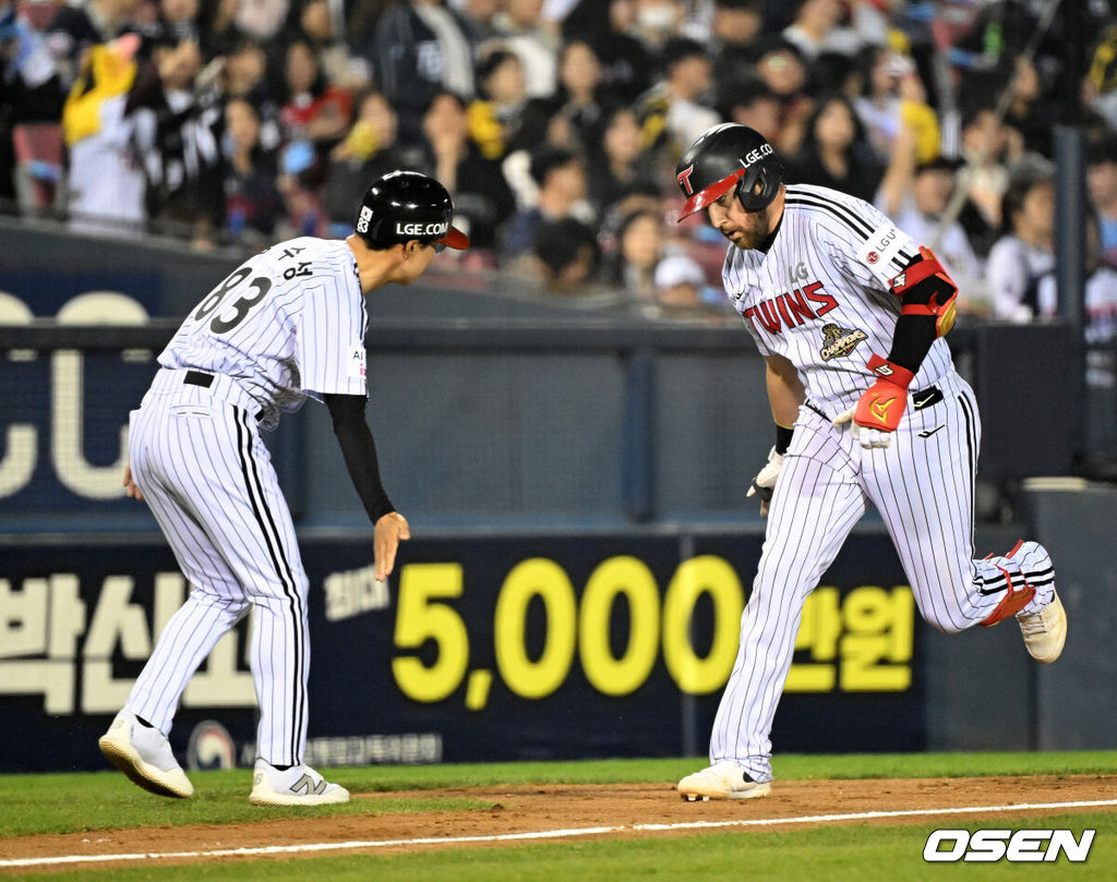 14일 서울 잠실야구장에서 2026 신한 SOL KBO리그 LG 트윈스와 롯데 자이언츠의 경기가 열렸다.이날 LG는 송승기, 롯데는 나균안을 선발로 내세웠다.8회말 무사에서 LG 오스틴이 좌월 솔로 홈런을 치고 환호하고 있다. 2026.04.14 /sunday@osen.co.kr