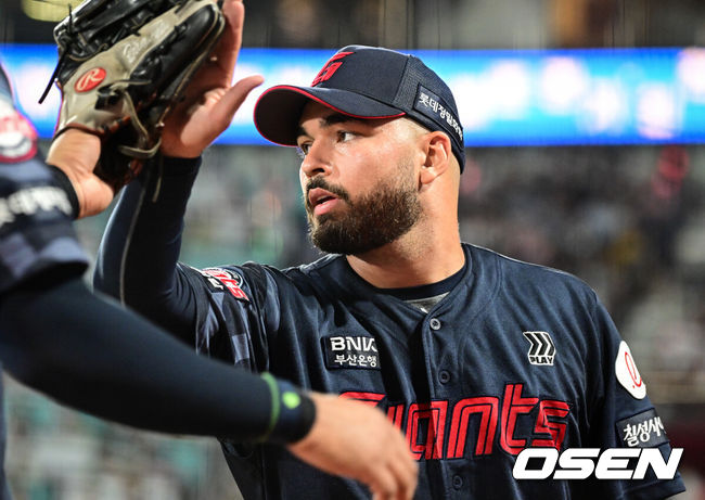 [OSEN=수원, 조은정 기자] 2회말 이닝을 마친 롯데 감보아가 야수진을 맞이하고 있다. 2025.09.03 /cej@osen.co.kr