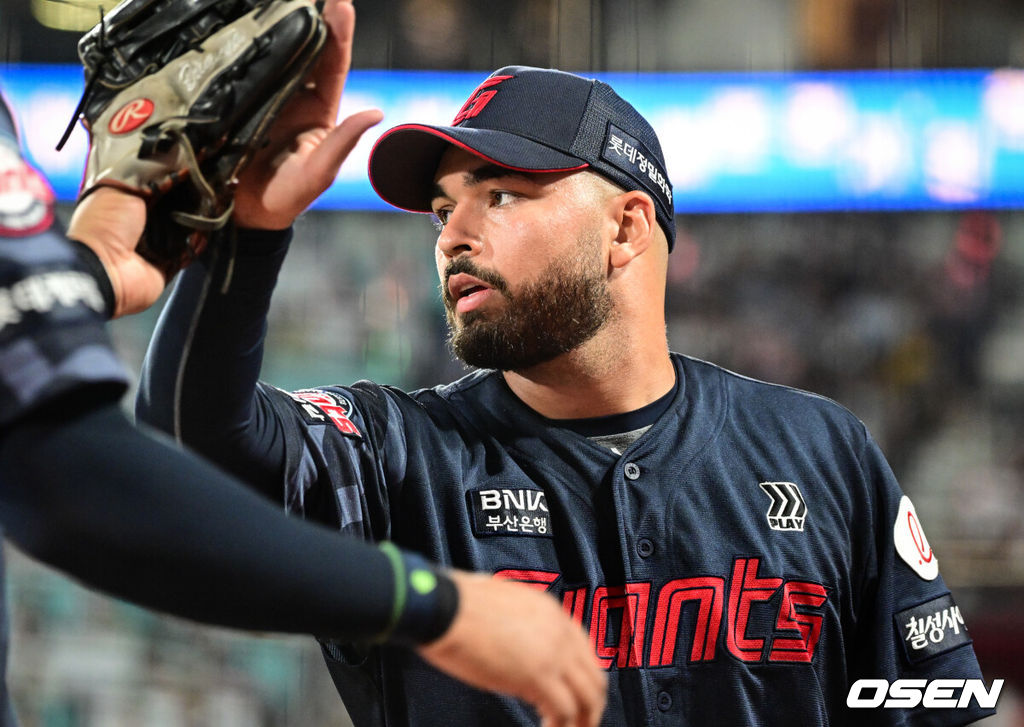 2회말 이닝을 마친 롯데 감보아가 야수진을 맞이하고 있다. 2025.09.03 /cej@osen.co.kr