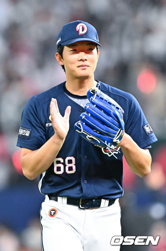 [OSEN=인천, 민경훈 기자] 14일 오후 인천 SSG랜더스필드에서 ‘2026 신한 SOL Bank KBO리그'&nbsp;SSG 랜더스와 두산 베어스의 경기가 진행됐다.이날 SSG는 타케다를, 두산은 최민석을 선발투수로 내세웠다.6회말을 마친 두산 최민석이 기뻐하고 있다. 2026.04.14 / rumi@osen.co.kr