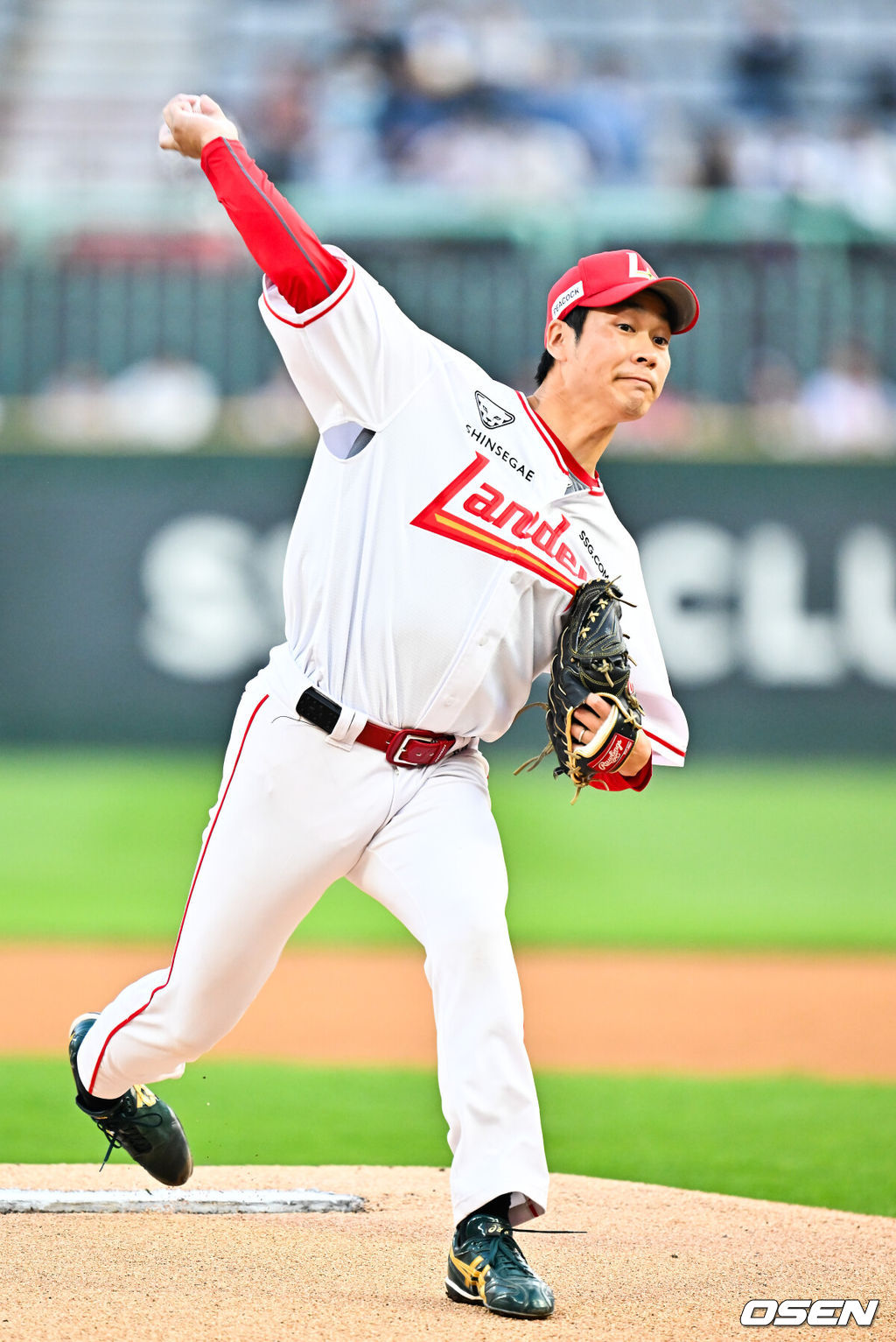 14일 오후 인천 SSG랜더스필드에서 ‘2026 신한 SOL Bank KBO리그' SSG 랜더스와 두산 베어스의 경기가 진행됐다.이날 SSG는 타케다를, 두산은 최민석을 선발투수로 내세웠다.SSG 선발 타케다가 마운드 위에서 힘차게 공을 뿌리고 있다. 2026.04.14 / rumi@osen.co.kr