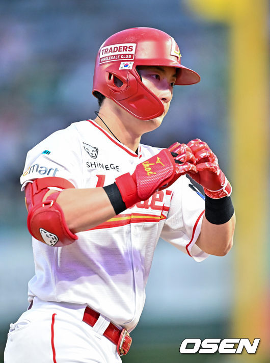 [OSEN=인천, 민경훈 기자] 14일 오후 인천 SSG랜더스필드에서 ‘2026 신한 SOL Bank KBO리그'&nbsp;SSG 랜더스와 두산 베어스의 경기가 진행됐다.이날 SSG는 타케다를, 두산은 최민석을 선발투수로 내세웠다.2회말 1사 주자 1루 SSG 최지훈이 중월 역전 투런 홈런을 때린 후 그라운드를 돌며 세리머니를 하고 있다. 2026.04.14 / rumi@osen.co.kr