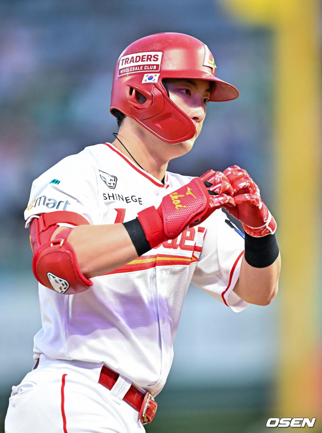 14일 오후 인천 SSG랜더스필드에서 ‘2026 신한 SOL Bank KBO리그' SSG 랜더스와 두산 베어스의 경기가 진행됐다.이날 SSG는 타케다를, 두산은 최민석을 선발투수로 내세웠다.2회말 1사 주자 1루 SSG 최지훈이 중월 역전 투런 홈런을 때린 후 그라운드를 돌며 세리머니를 하고 있다. 2026.04.14 / rumi@osen.co.kr