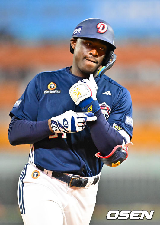 [OSEN=인천, 민경훈 기자] 14일 오후 인천 SSG랜더스필드에서 ‘2026 신한 SOL Bank KBO리그'&nbsp;SSG 랜더스와 두산 베어스의 경기가 진행됐다.이날 SSG는 타케다를, 두산은 최민석을 선발투수로 내세웠다.4회초 2사 주자 1루 두산 카메론이 중월 투런 홈런을 때린 후 그라운드를 돌며 세리머니를 하고 있다. 2026.04.14 / rumi@osen.co.kr