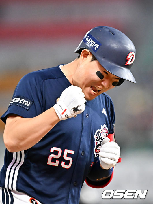 [OSEN=인천, 민경훈 기자] 14일 오후 인천 SSG랜더스필드에서 ‘2026 신한 SOL Bank KBO리그'&nbsp;SSG 랜더스와 두산 베어스의 경기가 진행됐다.이날 SSG는 타케다를, 두산은 최민석을 선발투수로 내세웠다.3회초 무사 주자 1루 두산 양의지가 좌중월 투런 홈런을 때린 후 그라운드를 돌며 기뻐하고 있다. 2026.04.14 / rumi@osen.co.kr