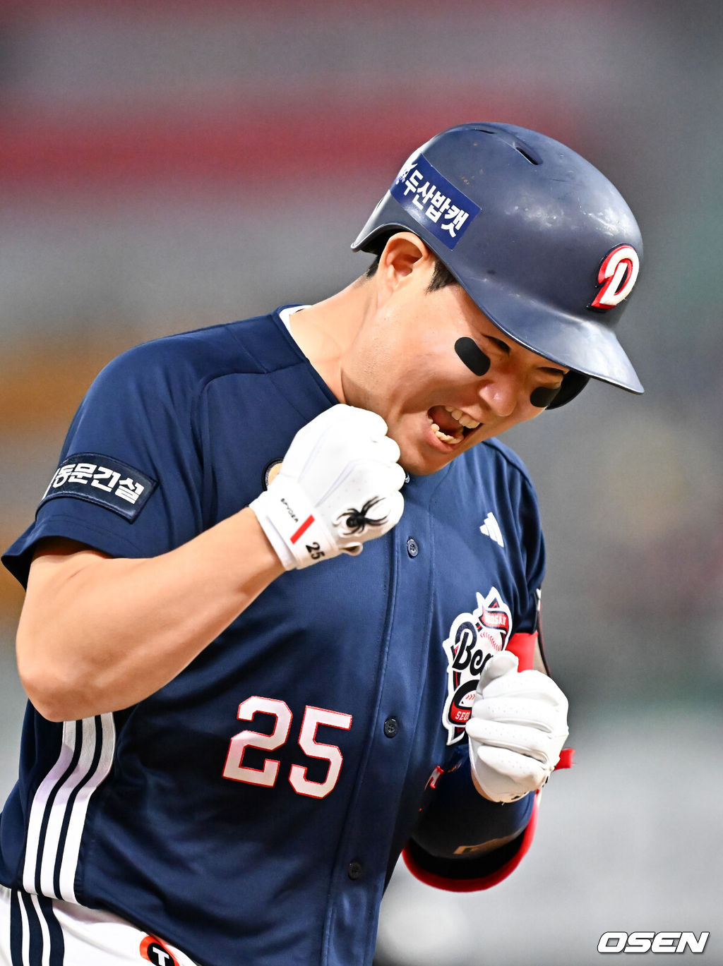 14일 오후 인천 SSG랜더스필드에서 ‘2026 신한 SOL Bank KBO리그' SSG 랜더스와 두산 베어스의 경기가 진행됐다.이날 SSG는 타케다를, 두산은 최민석을 선발투수로 내세웠다.3회초 무사 주자 1루 두산 양의지가 좌중월 투런 홈런을 때린 후 그라운드를 돌며 기뻐하고 있다. 2026.04.14 / rumi@osen.co.kr