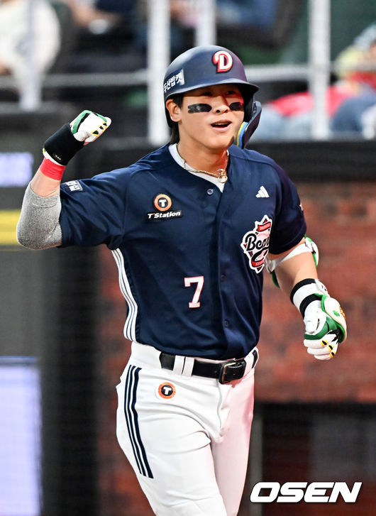 [OSEN=인천, 민경훈 기자] 14일 오후 인천 SSG랜더스필드에서 ‘2026 신한 SOL Bank KBO리그'&nbsp;SSG 랜더스와 두산 베어스의 경기가 진행됐다.이날 SSG는 타케다를, 두산은 최민석을 선발투수로 내세웠다.3회초 두산 선두타자로 나온 두산 박찬호가 좌중월 동점 솔로 홈런을 때린 후 홈을 밟으며 세리머니를 하고 있다. 2026.04.14 / rumi@osen.co.kr
