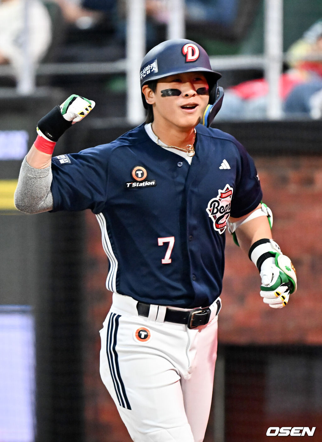 14일 오후 인천 SSG랜더스필드에서 ‘2026 신한 SOL Bank KBO리그' SSG 랜더스와 두산 베어스의 경기가 진행됐다.이날 SSG는 타케다를, 두산은 최민석을 선발투수로 내세웠다.3회초 두산 선두타자로 나온 두산 박찬호가 좌중월 동점 솔로 홈런을 때린 후 홈을 밟으며 세리머니를 하고 있다. 2026.04.14 / rumi@osen.co.kr