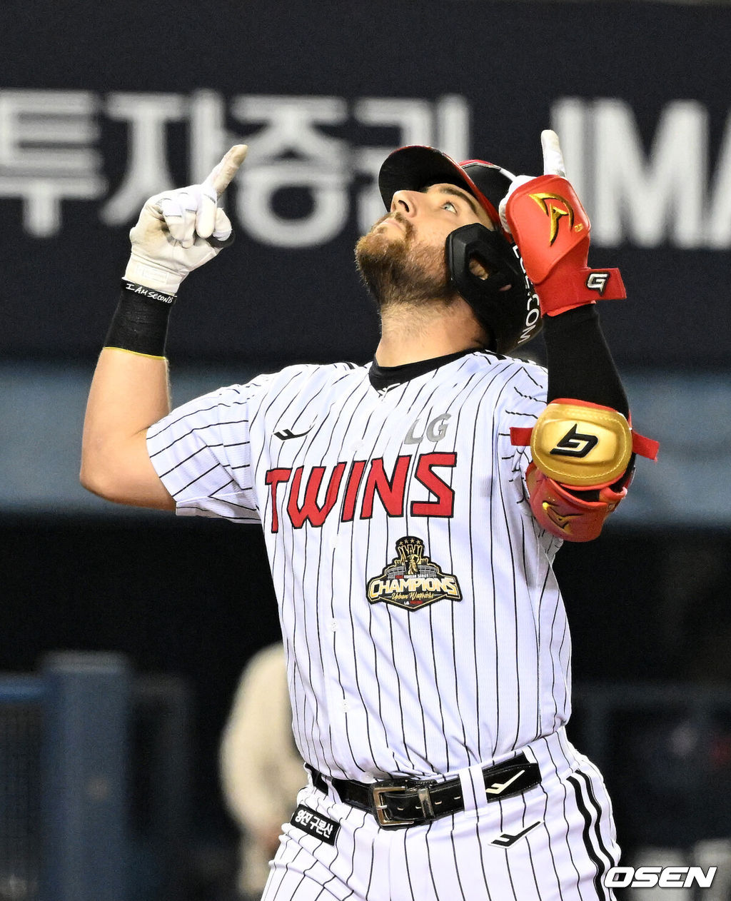 14일 서울 잠실야구장에서 2026 신한 SOL KBO리그 LG 트윈스와 롯데 자이언츠의 경기가 열렸다.이날 LG는 송승기, 롯데는 나균안을 선발로 내세웠다.8회말 무사에서 LG 오스틴이 좌월 솔로 홈런을 치고 환호하고 있다. 2026.04.14 /sunday@osen.co.kr