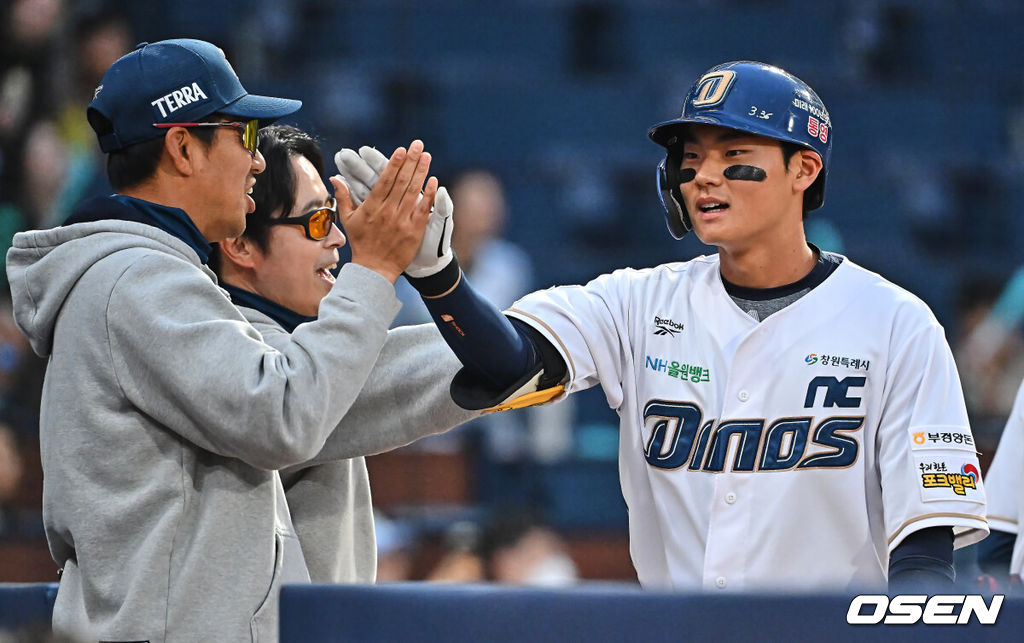14일 창원NC파크에서 2026 신한 SOL KBO 리그 NC 다이노스와 KT 위즈의 경기가 열렸다. 홈팀 NC는 버하겐이, 방문팀 KT는 고영표가 선발 출전했다. NC 다이노스 김주원이 1회말 우월 솔로 홈런을 치고 하이파이브를 하고 있다. 2026.04.14 / foto0307@osen.co.kr